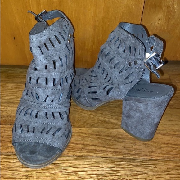 Sandals $15
Heels $20
Nikes $50 - Picture 2 of 4